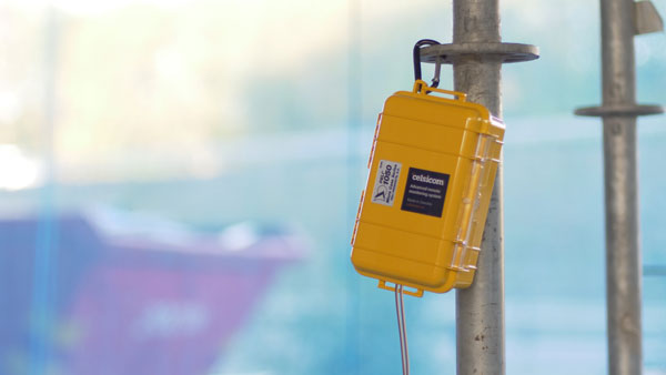 Gula boxen på stolpe