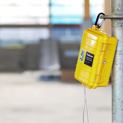 Gula boxen på stolpe