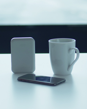 Grå box med kaffekopp och telefon